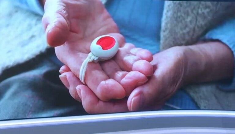 Κόκκινο κουμπί για ηλικιωμένους: Πώς θα λειτουργεί και πότε μπαίνει σε εφαρμογή