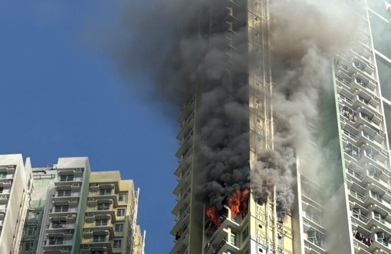 Στις φλόγες ουρανοξύστης στο Χονγκ Κονγκ, τέσσερις νεκροί και οκτώ τραυματίες (ΒΙΝΤΕΟ)