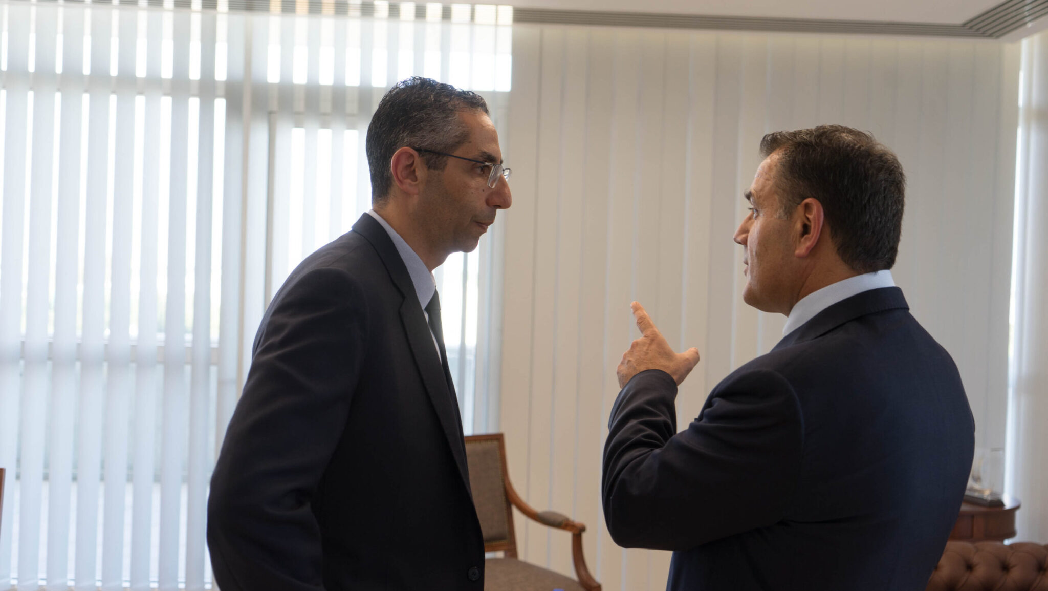 Οι προεκτάσεις μίας παραίτησης… μέσω διαρροών