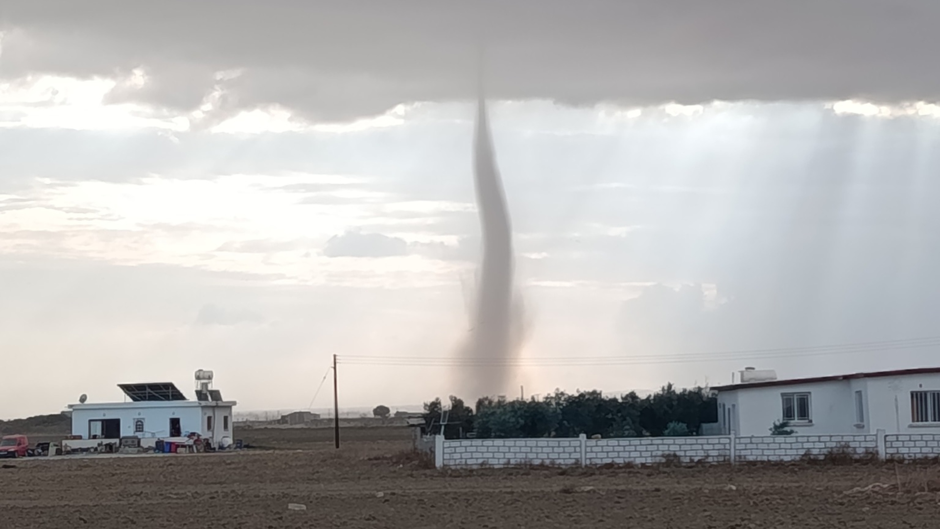 ΒΙΝΤΕΟ&ΦΩΤΟ: Ανεμοστρόβιλος σάρωσε τον κατεχόμενο Γαϊδουρά