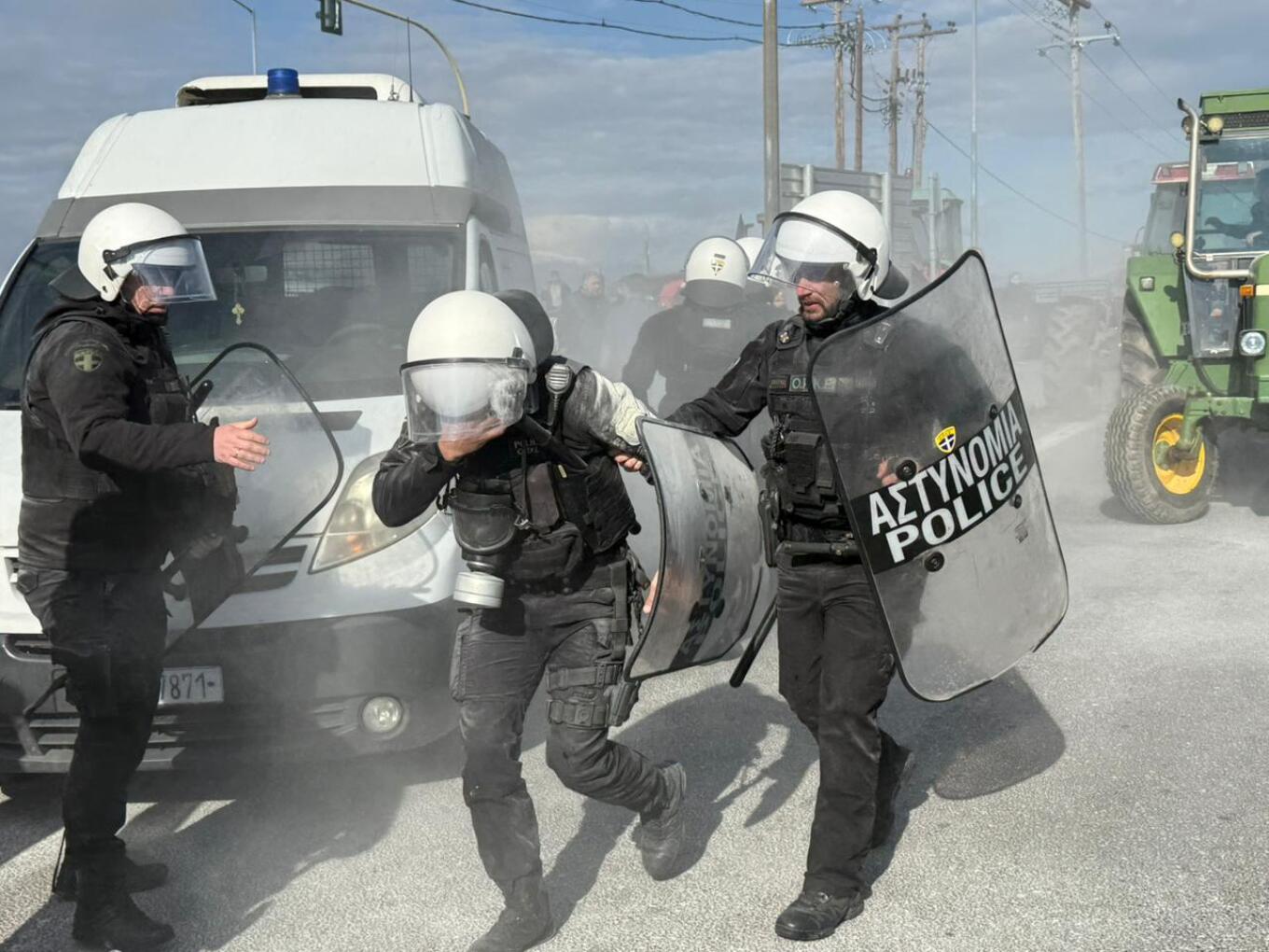 ΒΙΝΤΕΟ: Άγρια επεισόδια με χρήση χημικών μεταξύ αστυνομικών κι αγροτών στην Ελλάδα