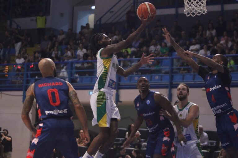 Συναρπαστικός αγώνας με ήττα στο φινάλε για την ΑΕΚ