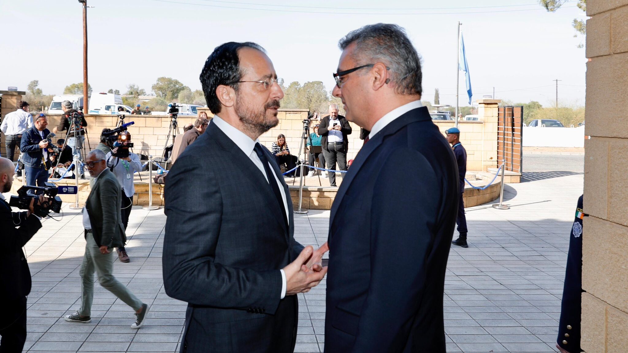 «Εμφανώς ευχαριστημένος» επέστρεψε στο Προεδρικό ο Χριστοδουλίδης, τα είπαν μόνοι με τον Έρχιουρμαν για είκοσι λεπτά