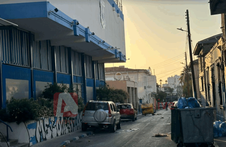 Τα έκαναν γης μαδιάμ οι χούλιγκαν: Με καλυμμένα πρόσωπα οι οπαδοί της ΑΕΛ, σε επιφυλακή για αντίποινα οι Αρχές (ΦΩΤΟ)