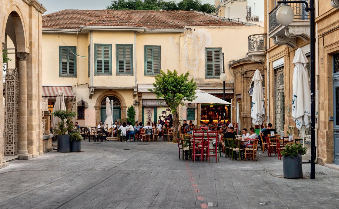 Έβαλε όπισθεν και χτύπησε κατά λάθος τη σύζυγό του, πήρε σβάρνα τραπεζάκια στη Φανερωμένη
