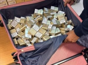 ΦΩΤΟ: Γέμισαν τις βαλίτσες τους με λαθραία τσιγάρα και επιχείρησαν να φύγουν από την Κύπρο