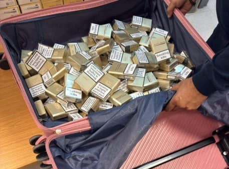 ΦΩΤΟ: Γέμισαν τις βαλίτσες τους με λαθραία τσιγάρα και επιχείρησαν να φύγουν από την Κύπρο
