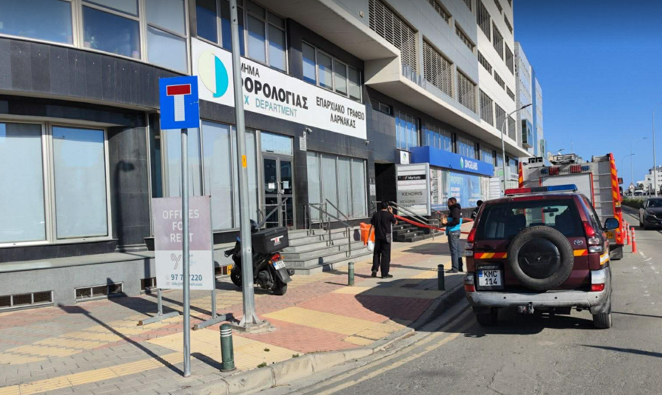 Πώς ένας ένοικος προκάλεσε τις αναθυμιάσεις και τους καπνούς στο κτίριο του Τμήματος Φορολογίας (ΦΩΤΟ)