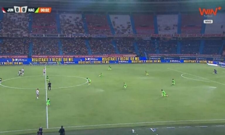 Ποδοσφαιριστές στην Κολομβία ξάπλωσαν στον αγωνιστικό χώρο ζητώντας καλύτερες συνθήκες εργασίας (ΦΩΤΟ)