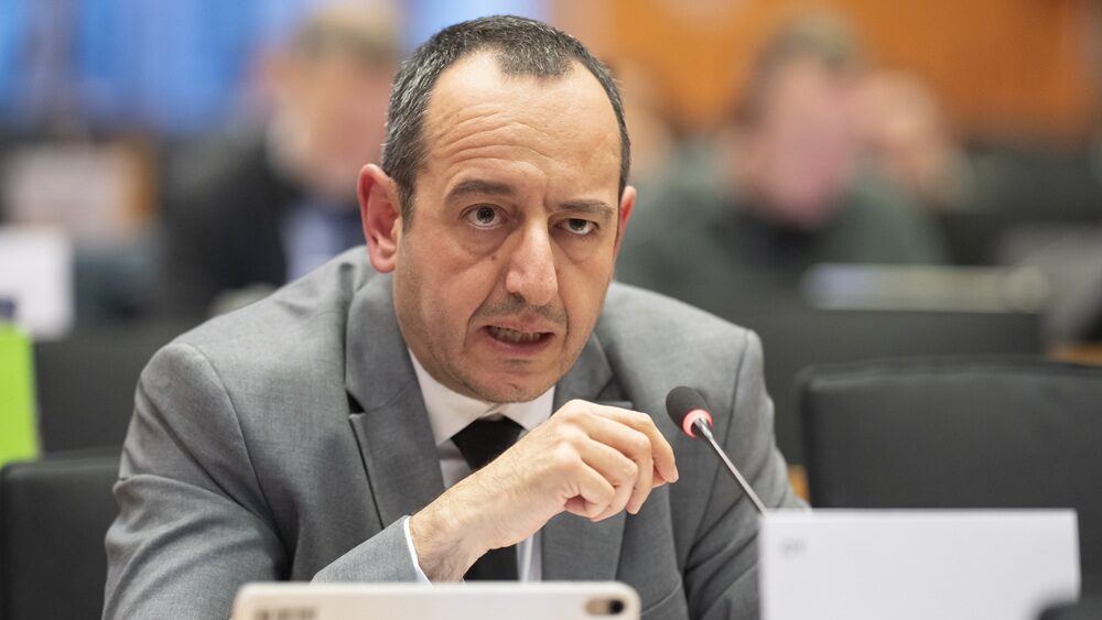 «Δεν θα γίνει ανεκτή»: Τι είπε ο Γεάδης για τη νέα ευρωπαϊκή στρατηγική για άτομα ΛΟΑΤΚΙ+