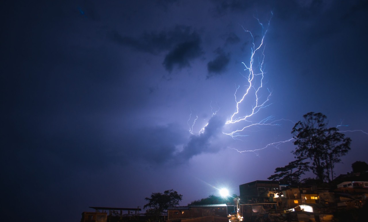 Έφερε βροχές και καταιγίδες η «Adel»: Θα μας «πνίξει» η σκόνη, χαλάζι κι ισχυρά μποφόρ στην πρόγνωση (ΒΙΝΤΕΟ)