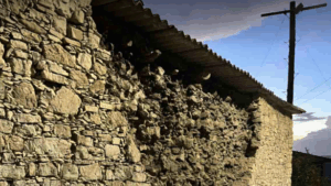 ΦΩΤΟ: Κατέρρευσε οροφή ακατοίκητης οικίας από τον ισχυρό σεισμό