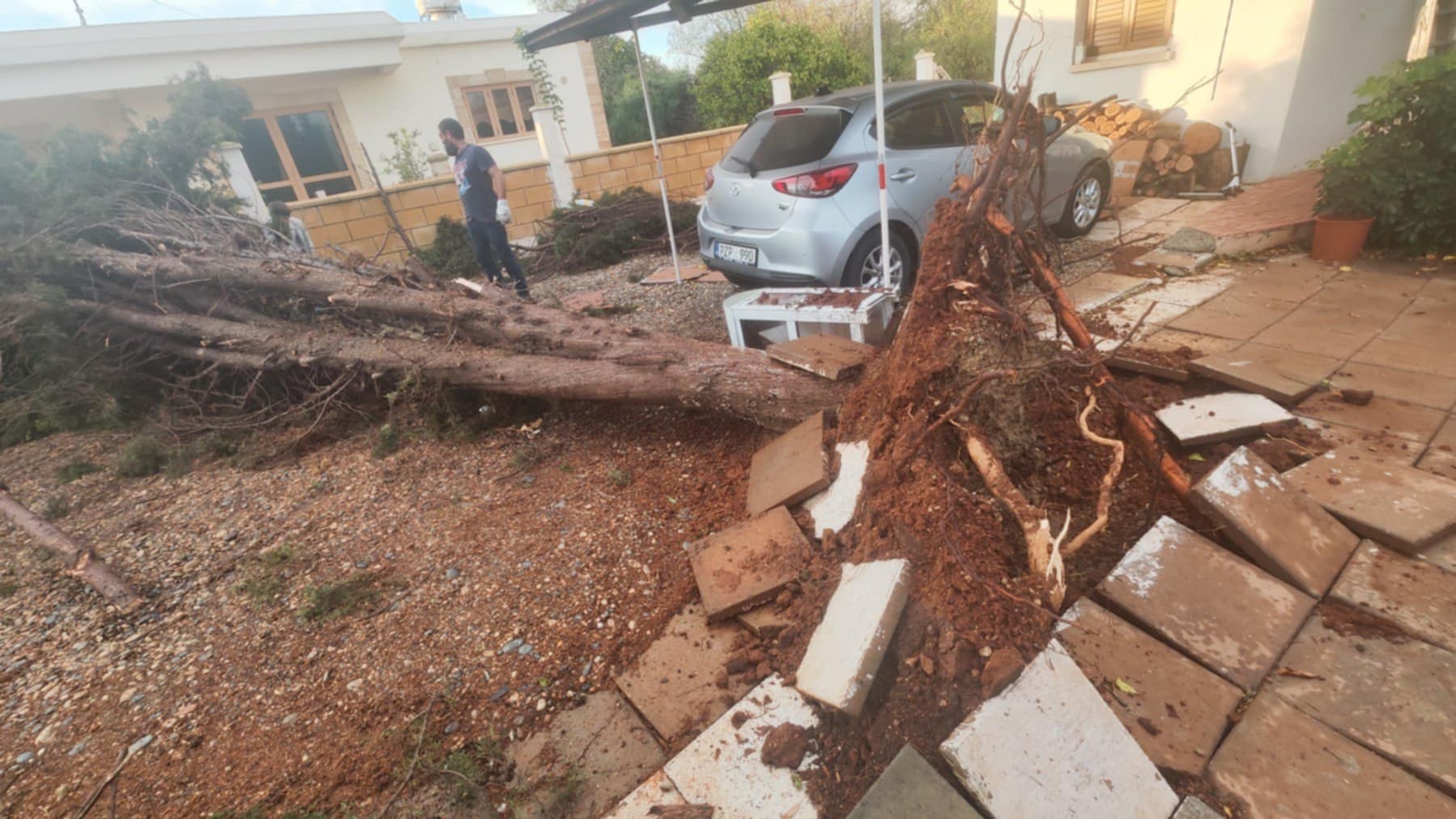 ΒΙΝΤΕΟ&ΦΩΤΟ: Μετρούν ζημιές οι κάτοικοι του Αυγόρου μετά το χτύπημα του ανεμοστρόβιλου