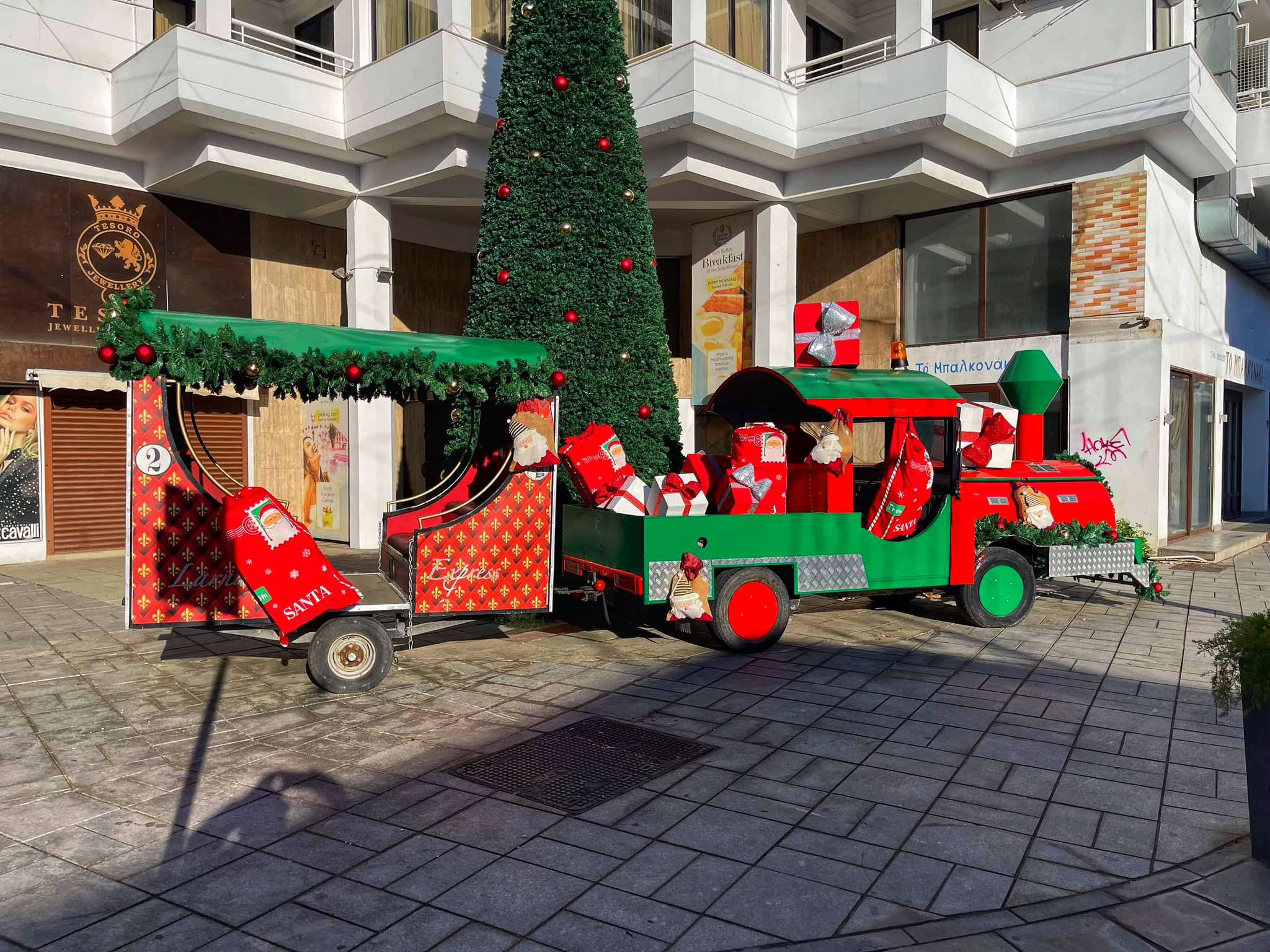 Άγνωστοι βανδάλισαν κι έκλεψαν μέρος του χριστουγεννιάτικου διάκοσμου Λάρνακας