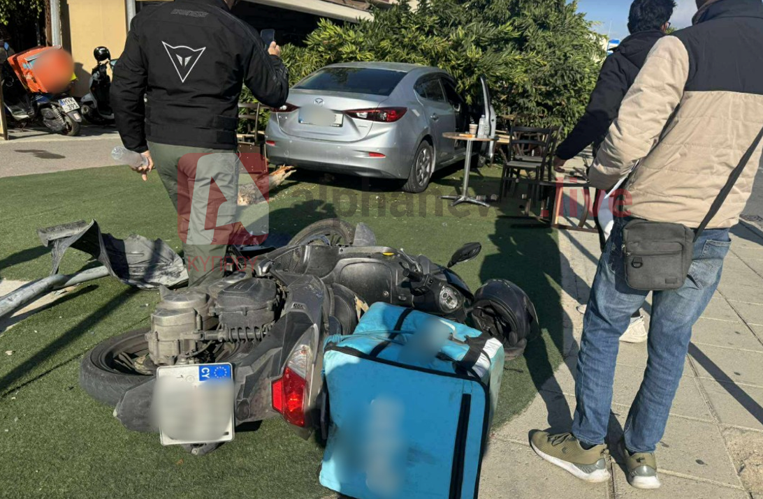 ΦΩΤΟ: Παρ’ ολίγον τραγωδία στα Λατσιά, όχημα κατέληξε σε καφετέρια