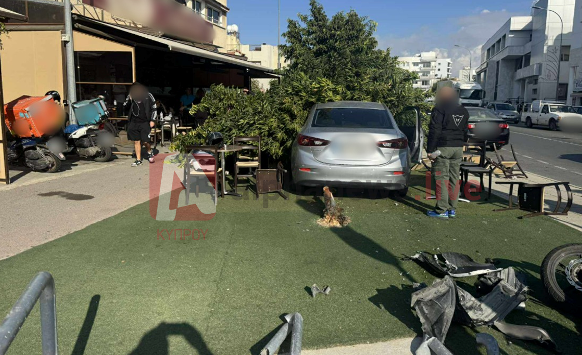 ΦΩΤΟ: Παρ' ολίγον τραγωδία στα Λατσιά, όχημα κατ&#941