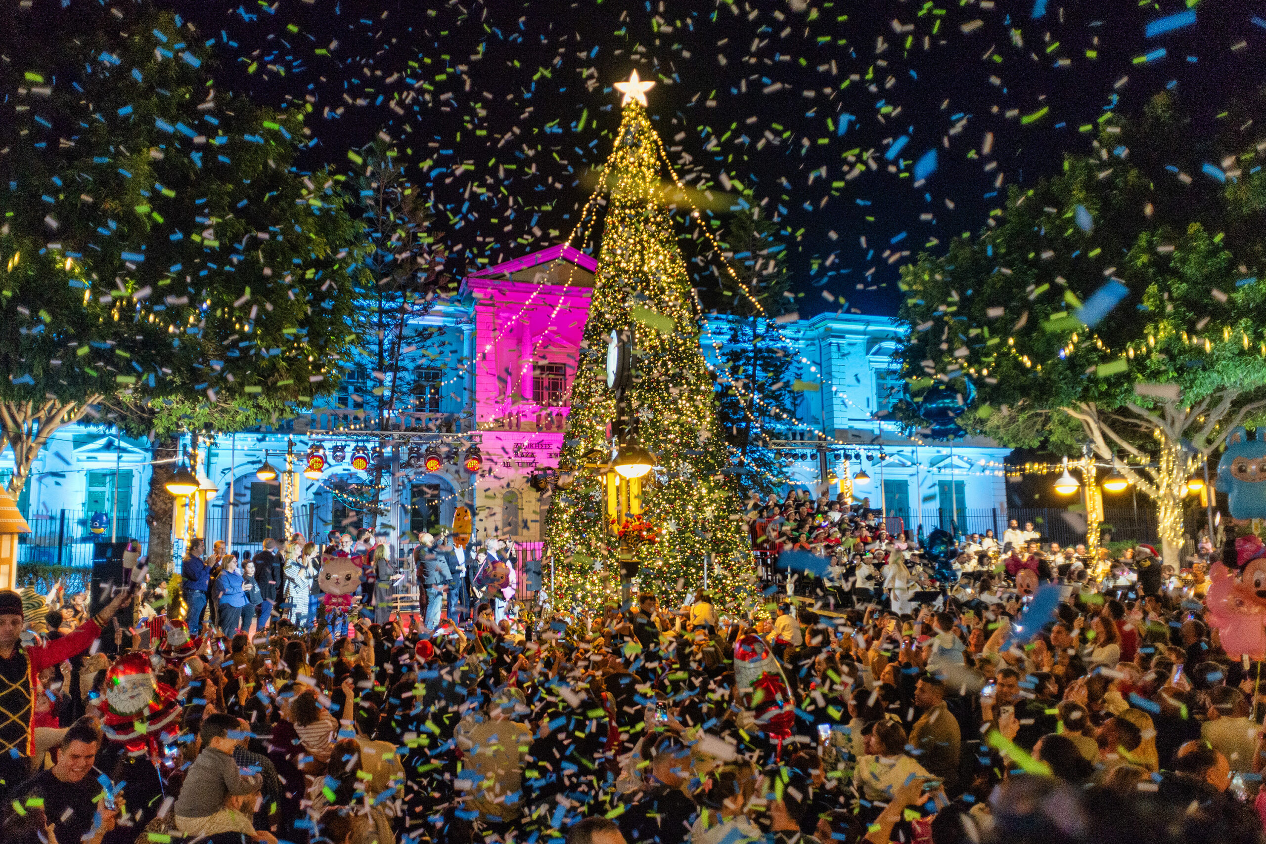 ΦΩΤΟ: Η Λεμεσός φόρεσε τα γιορτινά της, φωταγωγήθηκε το χριστουγεννιάτικο δέντρο