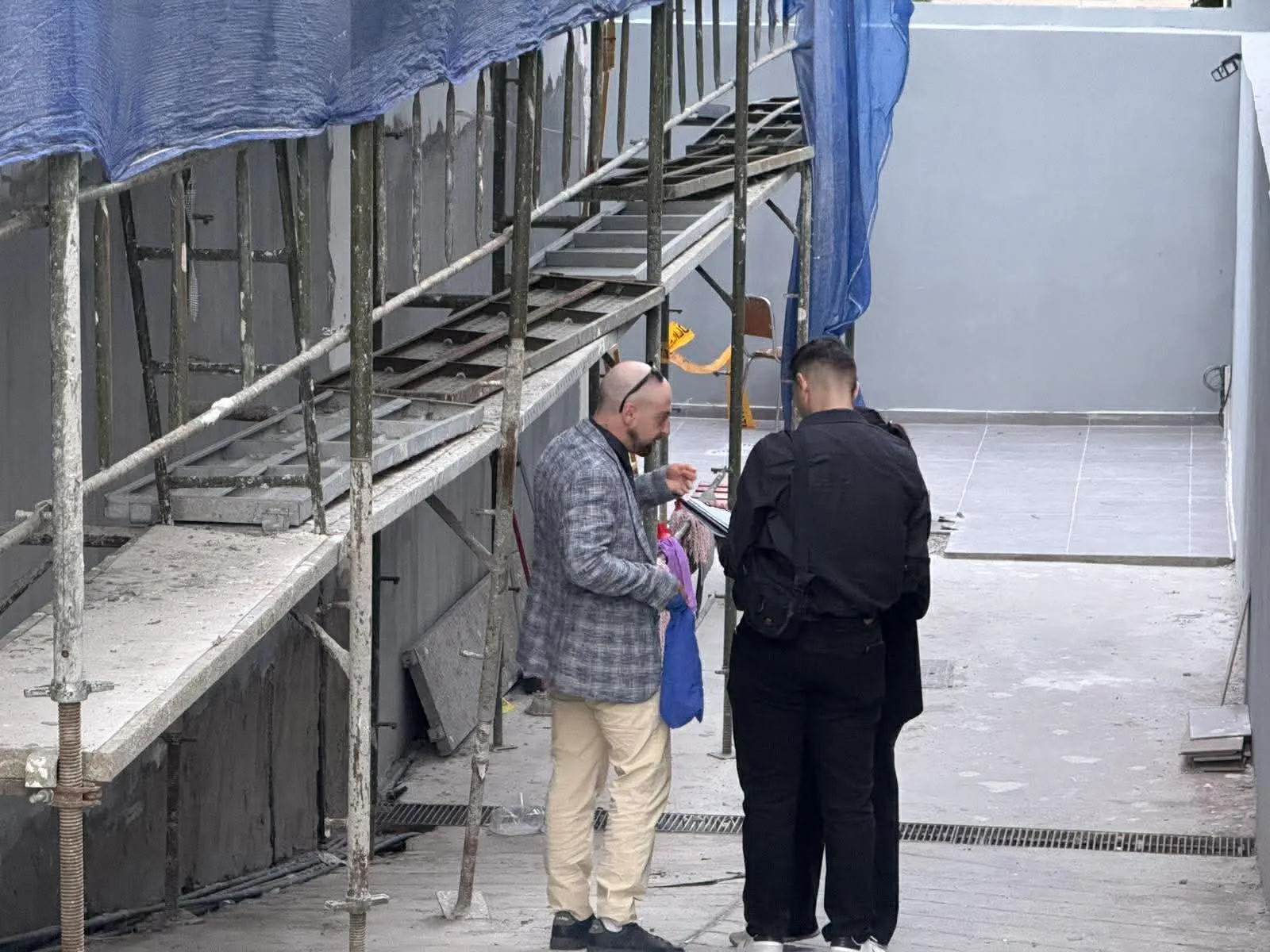 Με τραύματα σε λαιμό και χέρια ο 49χρονος που μαχαιρώθηκε από υπάλληλό του, απόπειρα φόνου διερευνά η Αστυνομία