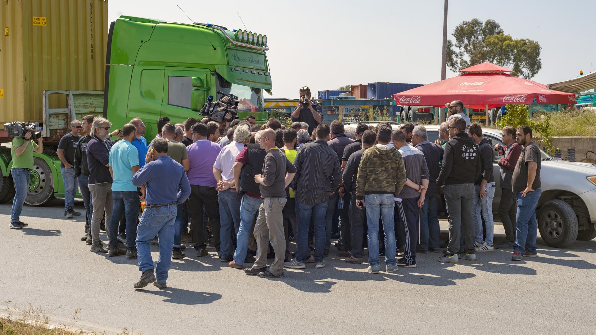 «Παραλύει» το εμπόριο: Δεν κάνουν βήμα πίσω οι μεταφορείς, φόβοι για «καταστροφικές συνέπειες»