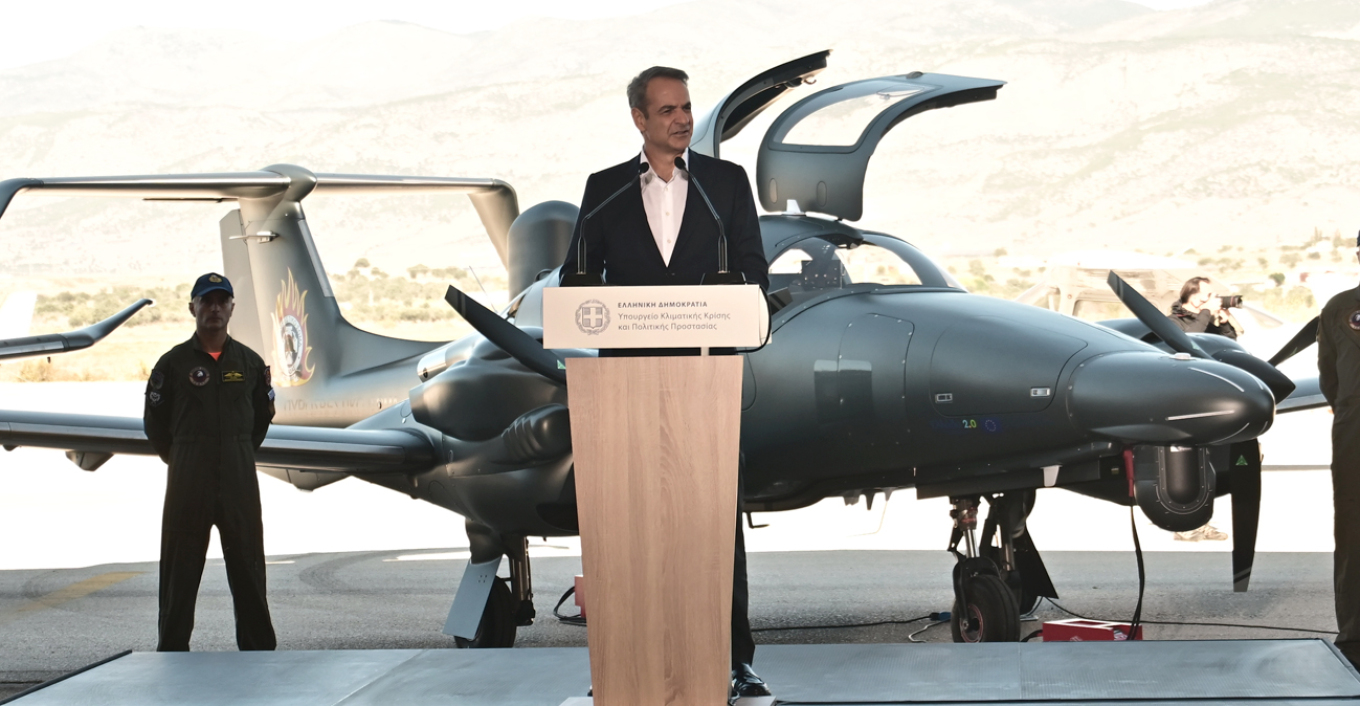 ΦΩΤΟ: Τρία υπερσύγχρονα αεροσκάφη παρέλαβε η Πυροσβεστική παρουσία Μητσοτάκη