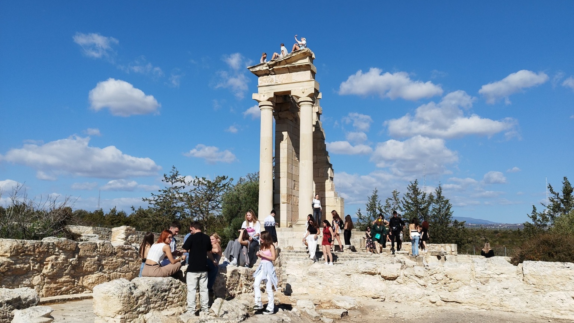 Δωρεάν μπήκαν στο Ιερό του Απόλλωνα οι νεαροί που ανέβηκαν στο μνημείο και έπαιρναν… κάμψεις