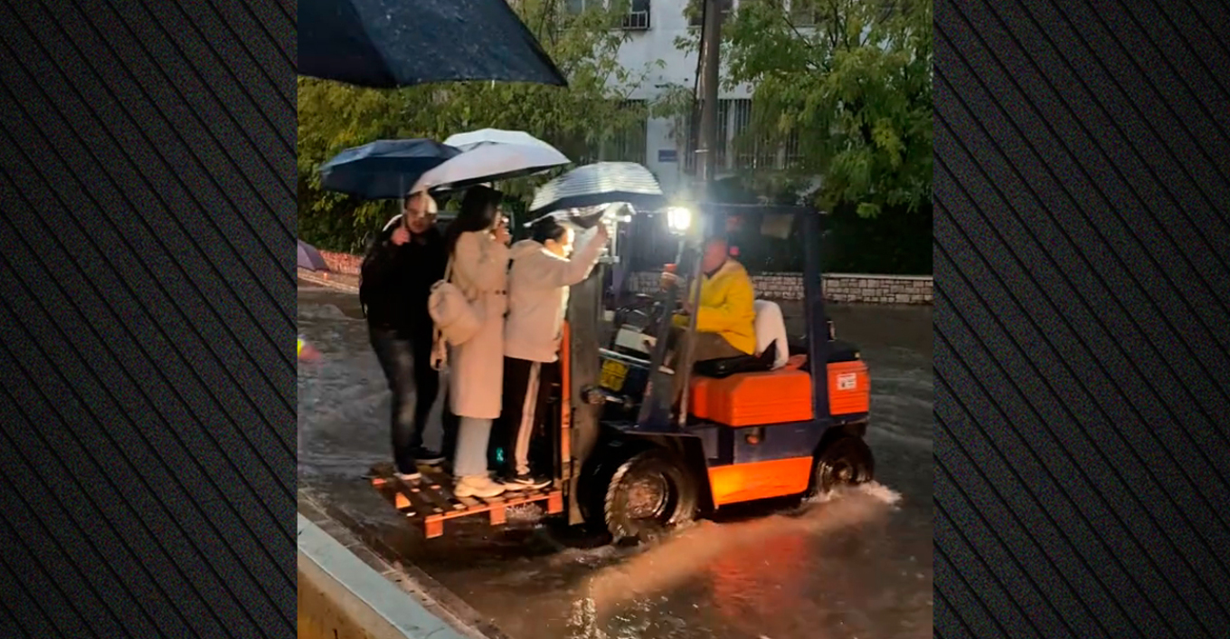 Απίστευτο βίντεο: Κλαρκ μεταφέρει πολίτες στο Μοσχάτο λόγω πλημμύρων