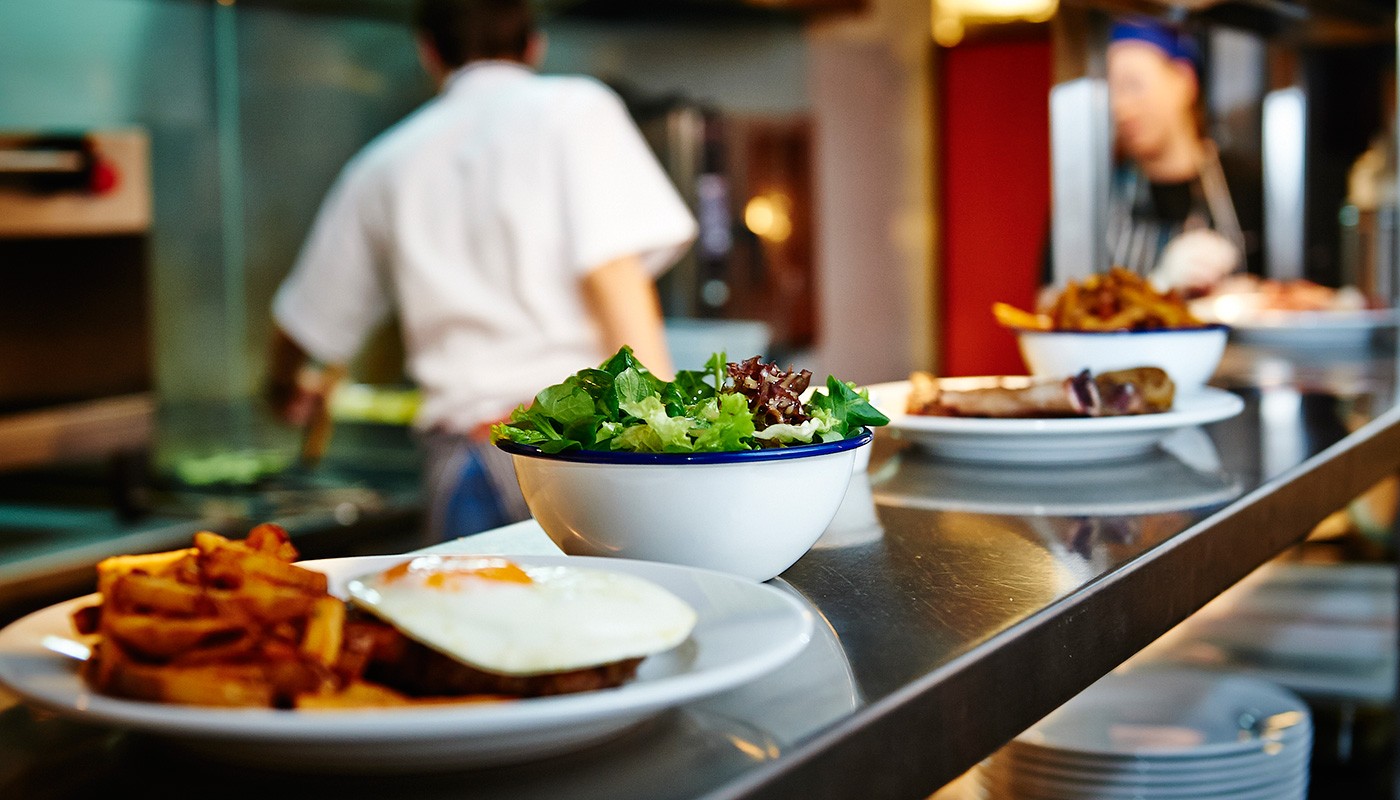 «Κόντρες» για τα ωράρια στην εστίαση και τα κέντρα διασκέδασης με φόντο τη Βουλή