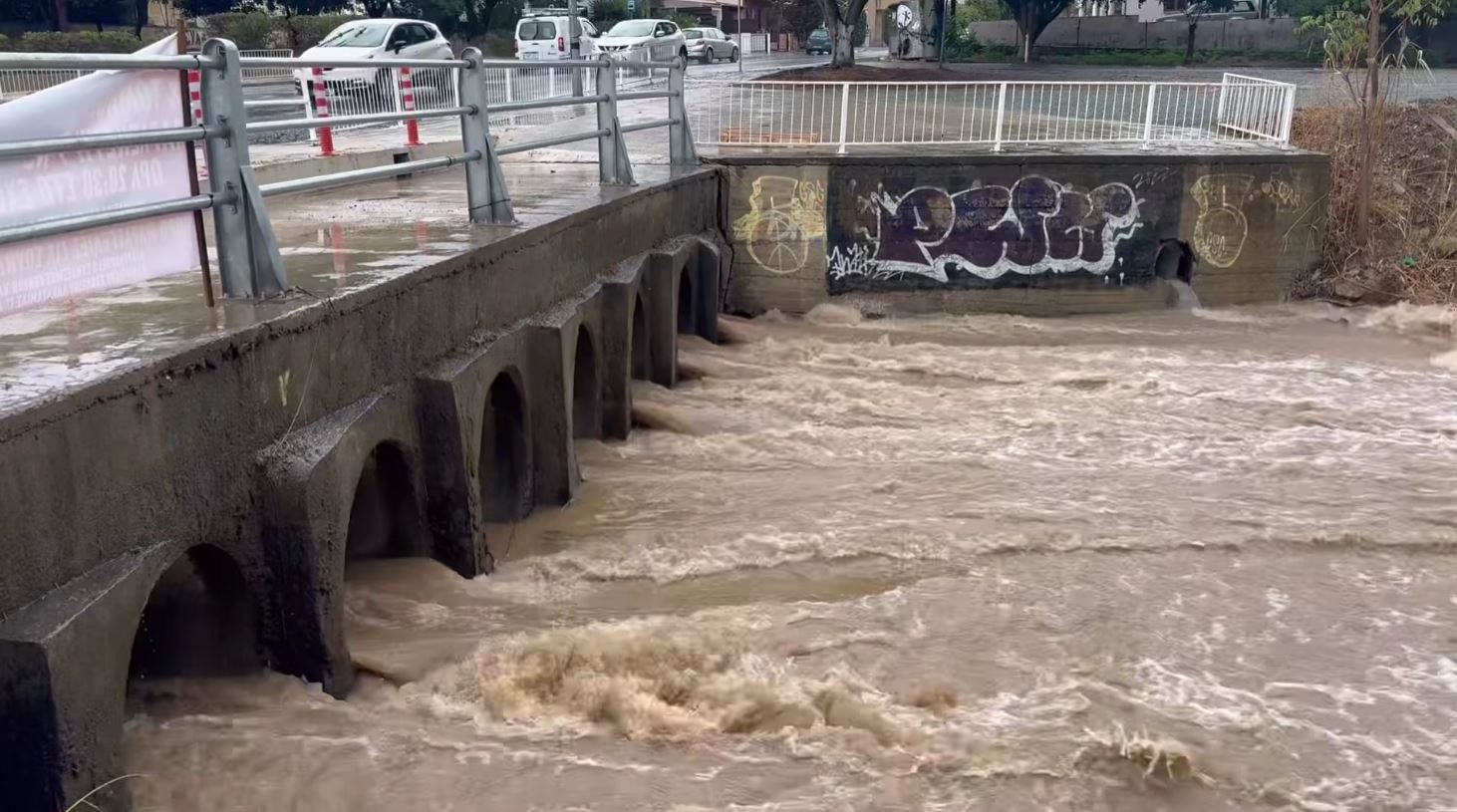 ΒΙΝΤΕΟ: «Κατέβηκε» ο Πεδιαίος μετά τις καταρρακτώδεις βροχές και προκαλεί προβλήματα