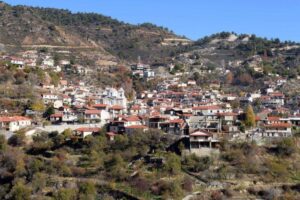 Έμεινε ημιτελής η πλατεία στο Πελένδρι (ΒΙΝΤΕΟ)