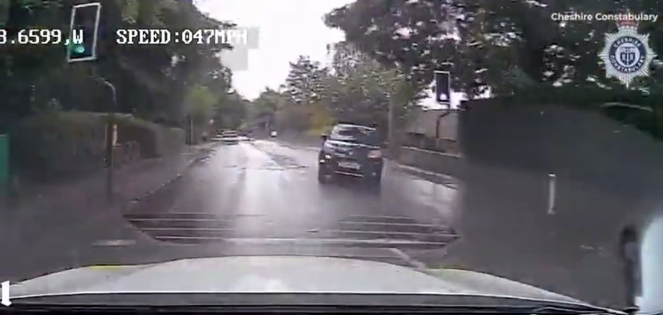 ΒΙΝΤΕΟ: Τροχαίο-σοκ στη Βρετανία, 22χρονος έπεσε πάνω σε περιπολικό με 120 χλμ./ώρα