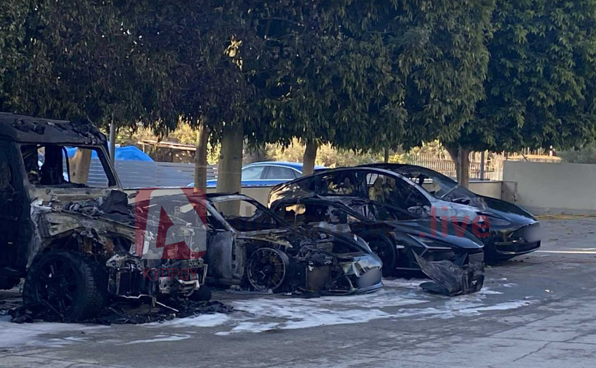ΦΩΤΟ: Μήνυμα ο εμπρησμός πολυτελών οχημάτων, είχε δώσει κατάθεση για τον φόνο Δημοσθένους ο επιχειρηματίας