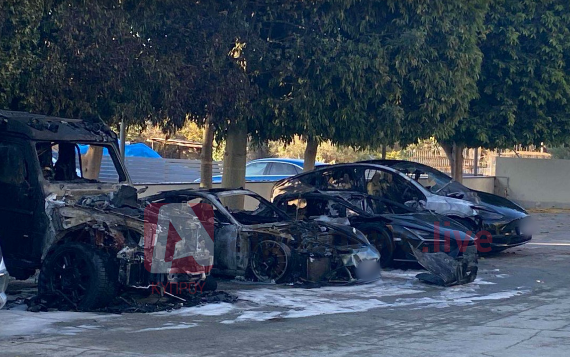 Πάνω από €1.5 εκ. η αξία των πολυτελών οχημάτων που έγιναν στάχτη, «ανοικτά όλα τα ενδεχόμενα» για τα κίνητρα