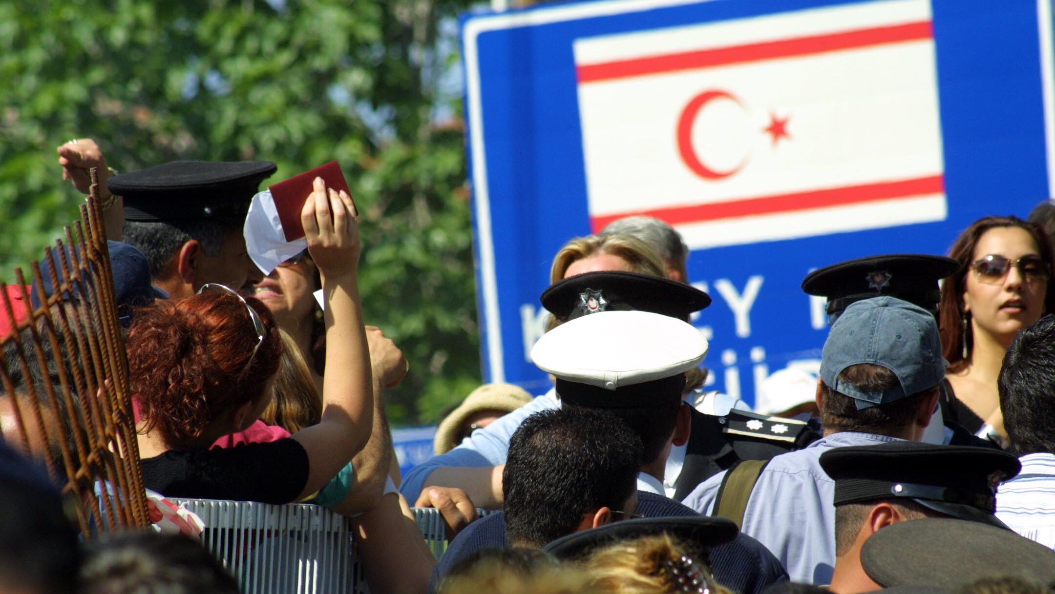 Έρευνα Alpha: Πώς «γεννήθηκε» η σημαία του ψευδοκράτους και τι συμβολίζει