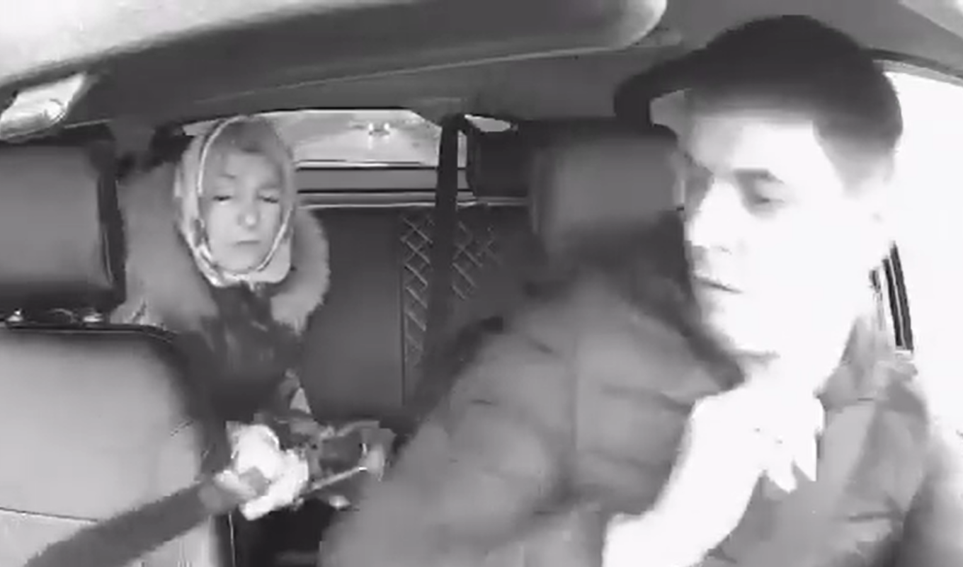 Σοκ στη Ρωσία: Γυναίκα έβγαλε ματσέτα σε οδηγό ταξί επειδή δεν της άρεσε το τραγούδι