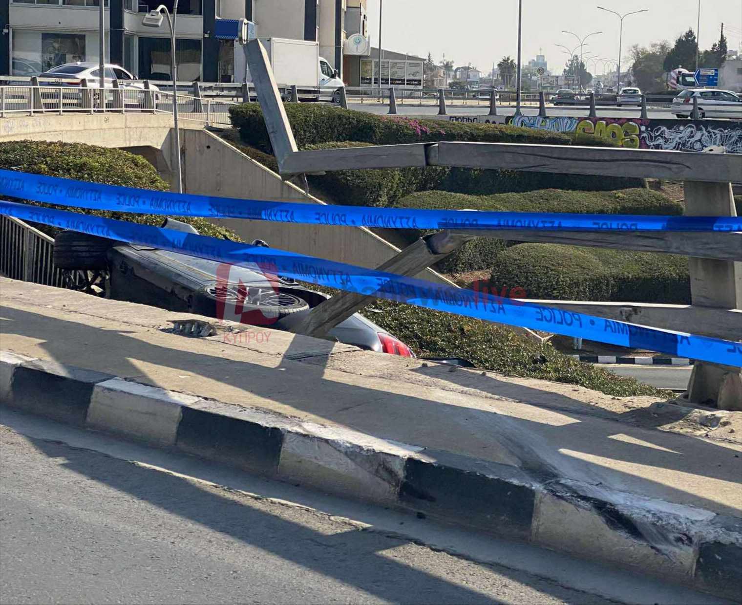 Όχημα κατέληξε στον κυκλικό κόμβο μετά από τροχαίο στη Λευκωσία (ΦΩΤΟ)