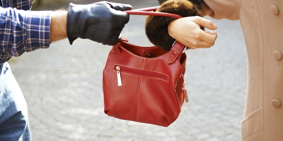 Της έκλεψε την τσάντα, προσπάθησε να τον σταματήσει και την παρέσυρε με το όχημά του