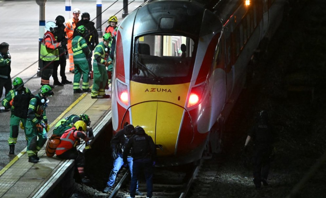 ΒΙΝΤΕΟ: Σοκαριστική επίθεση μέσα σε τρένο στη Βρετανία, μαχαιρώθηκαν δέκα άνθρωποι