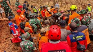 «Χαθηκαν» χωριά στην Ινδονησία: 30 νεκροί από κατολισθήσεις, αναζητούν επιζώντες