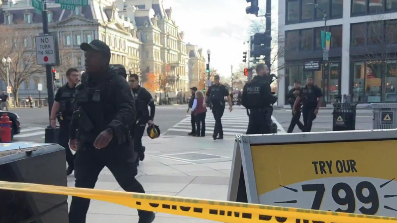 «Αυτό το ζώο θα το πληρώσει ακριβά» λέει ο Τραμπ μετά τους πυροβολισμούς κοντά στον Λευκό Οίκο