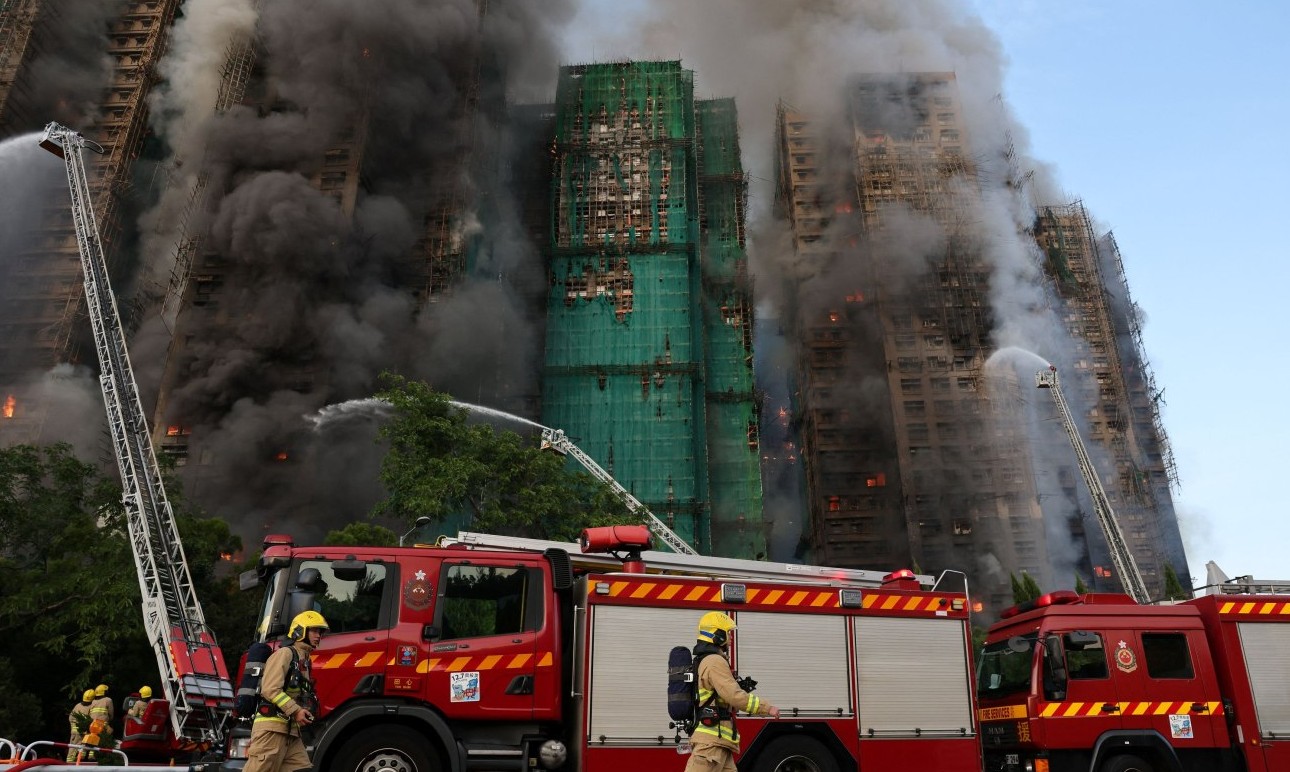 ΒΙΝΤΕΟ: Εικόνες που κόβουν την ανάσα από τη φωτιά στον ουρανοξύστη στο Χονγκ Κονγκ, αυξάνονται οι νεκροί