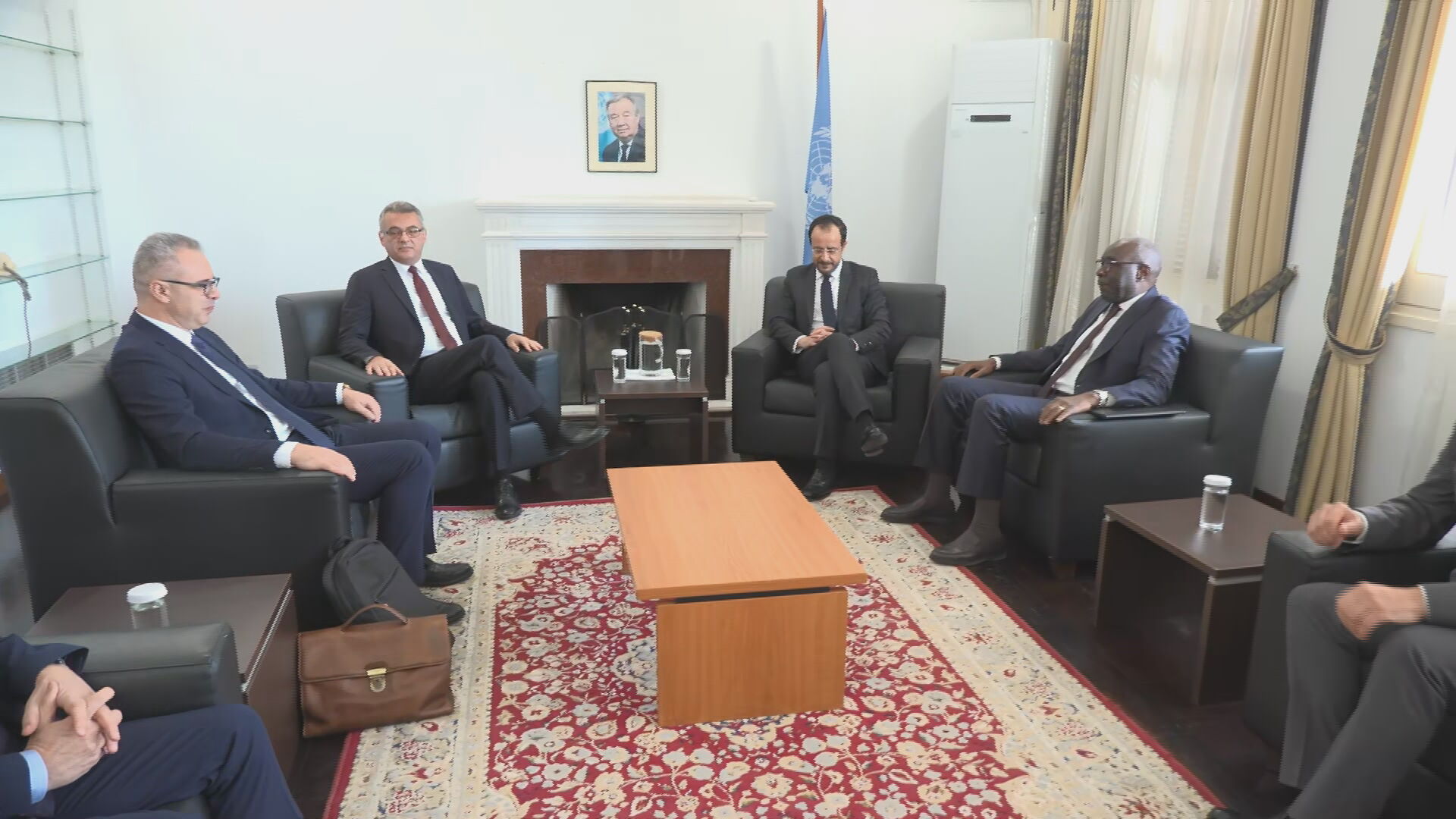 Με σημαία του ψευδοκράτους έφτασε ο Έρχιουρμαν στην πρώτη συνάντηση με τον Χριστοδουλίδη