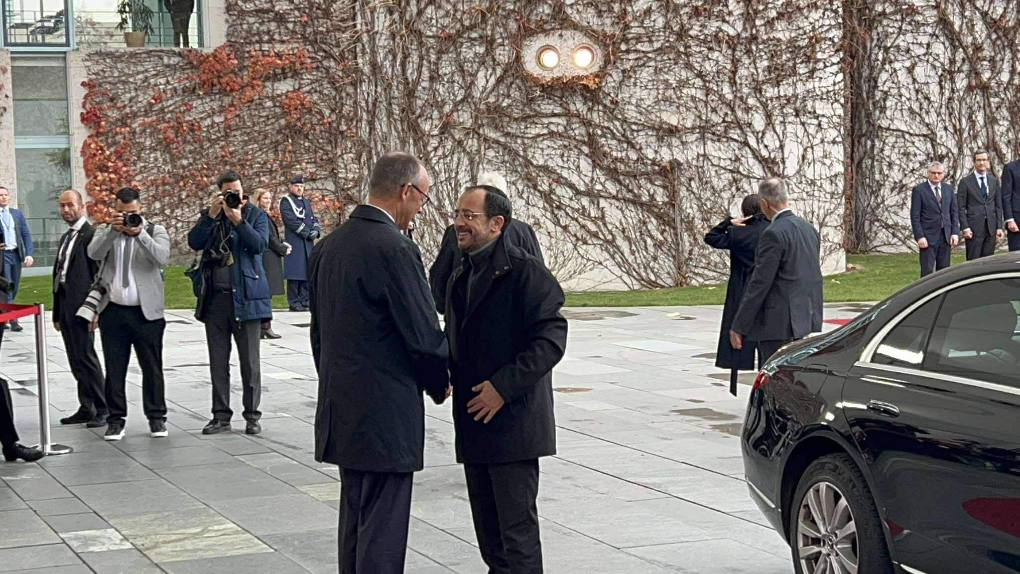 ΒΙΝΤΕΟ: Με κόκκινα χαλιά και στρατιωτικό άγημα η υποδοχή ΠτΔ στη Γερμανική Καγκελαρία