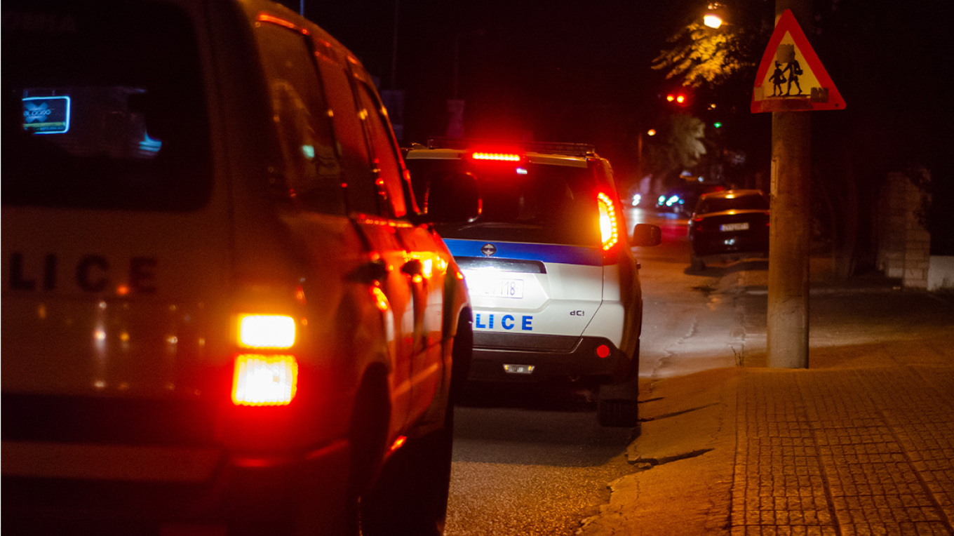 Συνελήφθη 73χρονη στη Θεσσαλονίκη που έλουσε με βενζίνη το σπίτι και το αυτοκίνητο 65χρονου