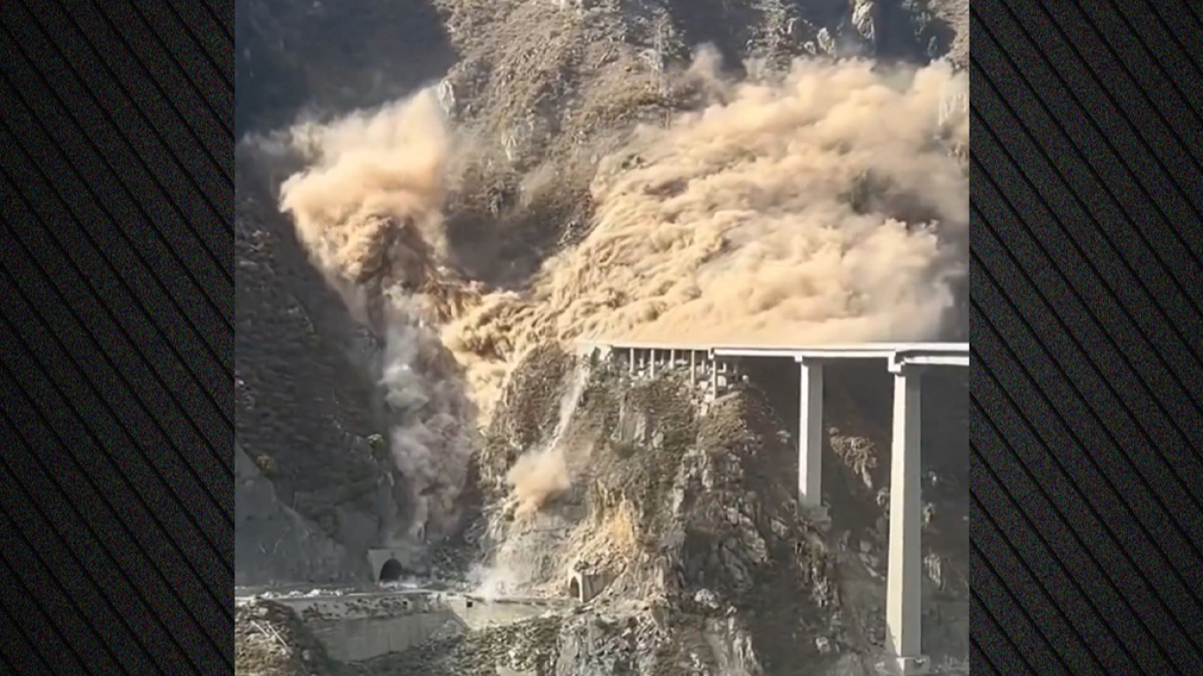 Συγκλονιστικό βίντεο: Γέφυρα στην Κίνα καταρρέει λίγους μήνες αφότου δόθηκε στην κυκλοφορία
