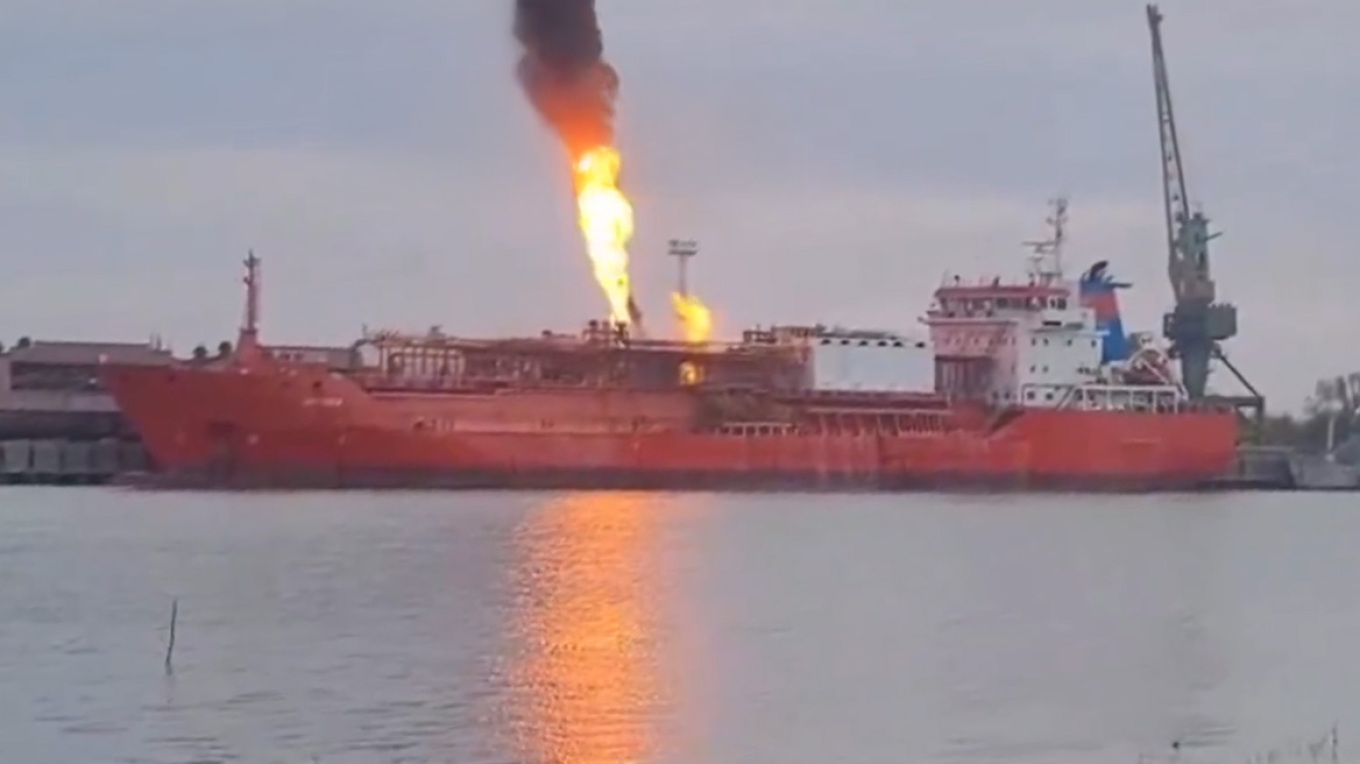 Τουρκικό πλοίο με 4.000 τόνους υγραερίου χτυπήθηκε από ρωσικά πυρά στην Οδησσό (ΒΙΝΤΕΟ)