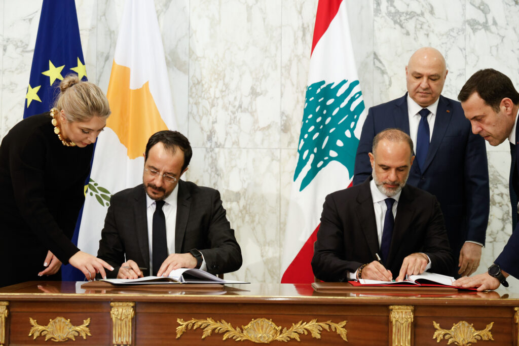 &Tau;&omicron; deal &gamma;&iota;&alpha; &Alpha;&Omicron;&Zeta; &Kappa;&#973;&pi;&rho;&omicron;&upsilon;-&Lambda;&iota;&beta;&#940;&nu;&omicron;&upsilon;: &Omicron; &a