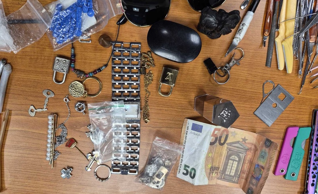 ΦΩΤΟ: Από κοσμήματα μέχρι μαχαίρια κουβαλούσε 34χρονος σε πάρκο στο Δάλι