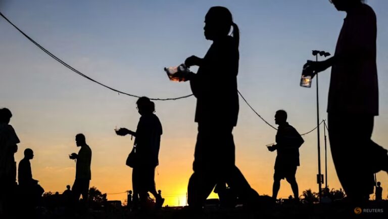 Μαίνοτναι οι μάχες στα σύνορα Καμπότζης-Ταϊλάνης, σχεδόν ένα εκατομμύριο οι εκτοπισμένοι