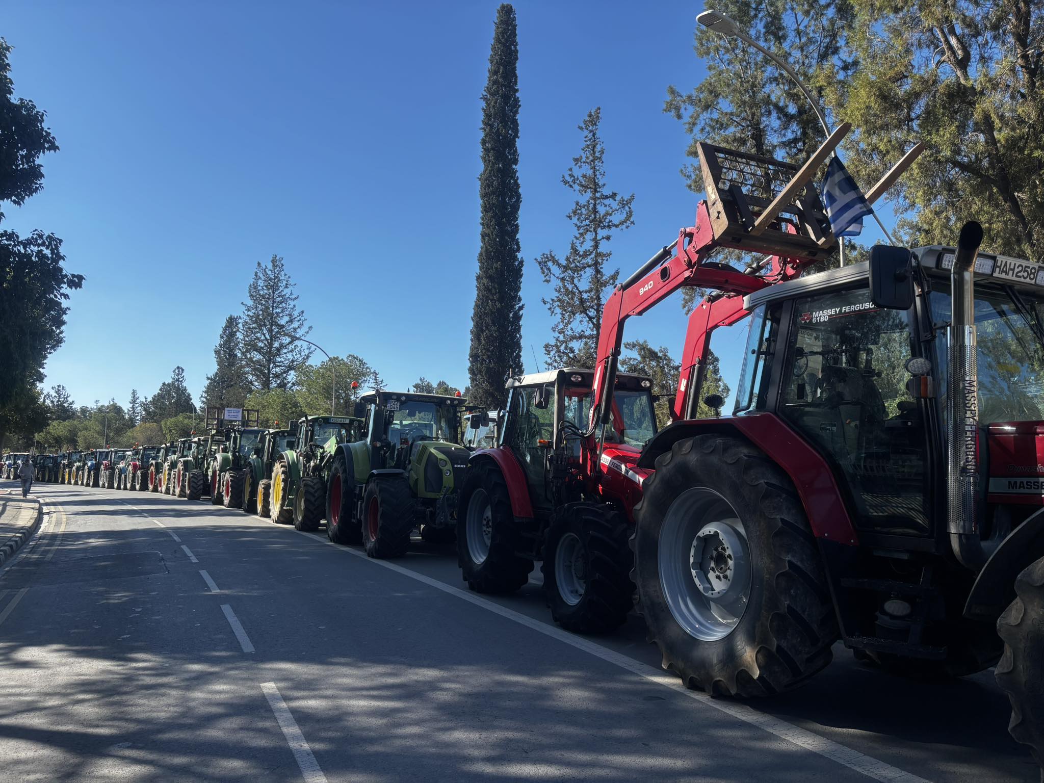 Γέμισε τρακτέρ η πρωτεύουσα: Πήγαν Προεδρικό οι αγρότες και επέδωσαν υπόμνημα (ΒΙΝΤΕΟ)