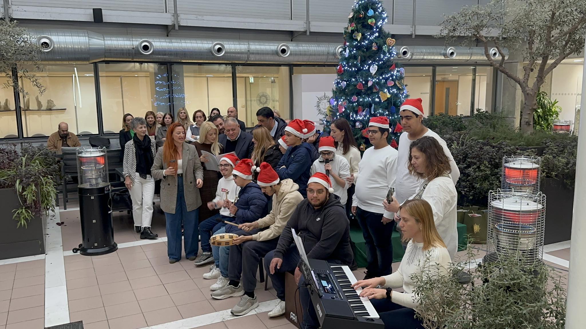 ΒΙΝΤΕΟ: Χόρεψαν τη «Μηλιά» Αννίτα, Τρυφωνίδης και μαθητές του Ειδικού Σχολείου Αγίου Σπυρίδωνα